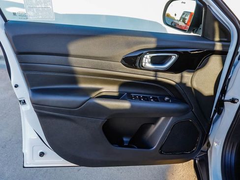 New 2026 Jeep Compass Latitude image 21