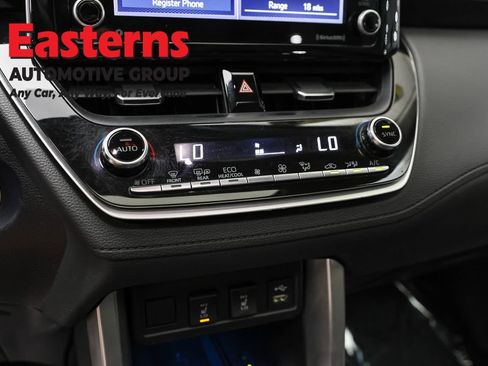 Used 2022 Toyota Corolla Cross XLE w/ Convenience Package AWD/4WD image 20