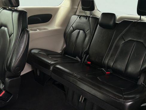 Used 2023 Chrysler Pacifica Touring-L FWD image 24
