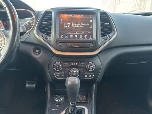 Used 2018 Jeep Cherokee Limited image 11