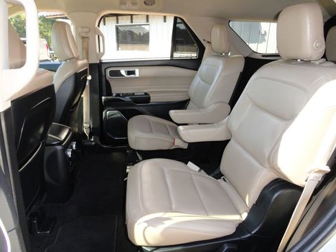 Used 2020 Ford Explorer XLT w/ Equipment Group 202A image 9