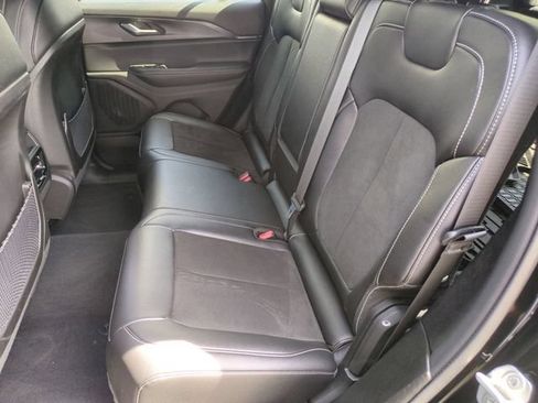 Used 2023 Jeep Grand Cherokee Laredo AWD/4WD image 21