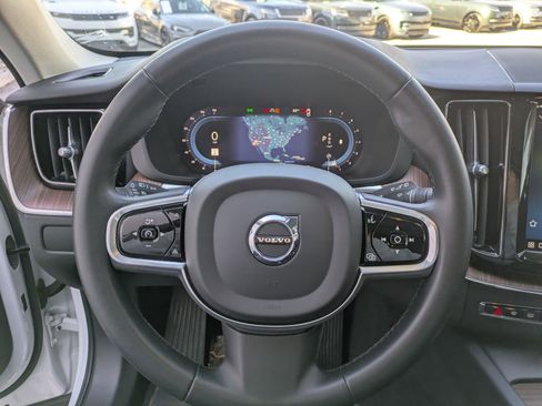 Used 2023 Volvo XC60 B5 Plus image 17
