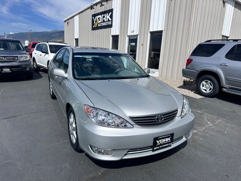 Used 2005 Toyota Camry XLE w/ VSC & Side Airbag Pkg FWD image 1