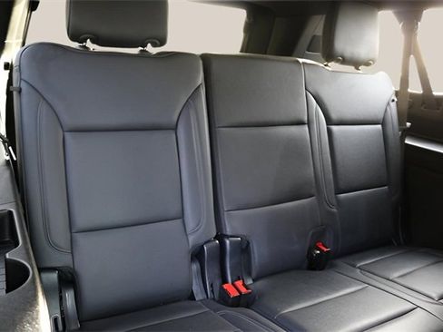 Used 2025 Chevrolet Suburban Z71 image 18