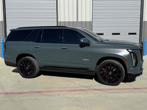Used 2025 Cadillac Escalade V w/ LPO, ONYX Package image 34