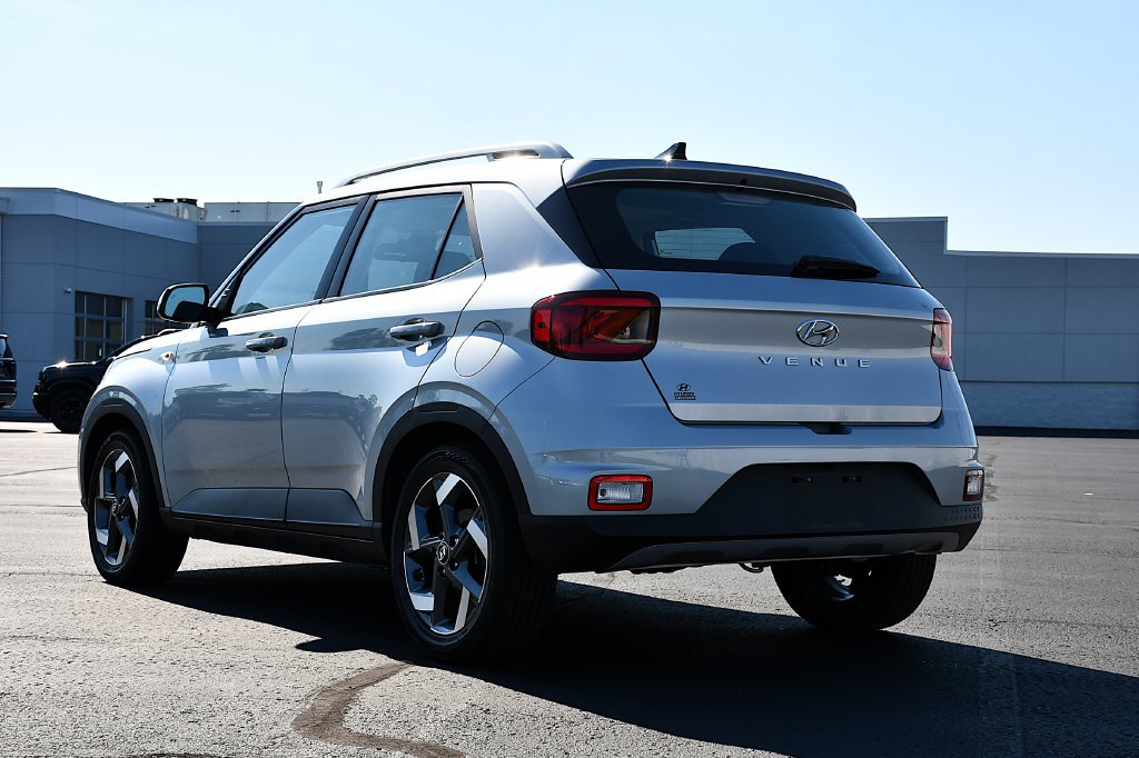 Used 2022 Hyundai Venue SEL FWD image 5