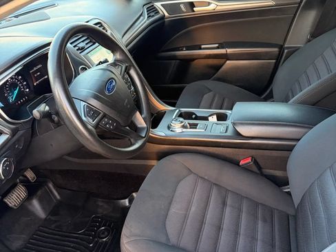 Used 2017 Ford Fusion SE w/ Fusion SE Technology Package FWD image 10