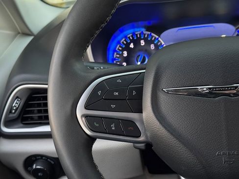 Used 2024 Chrysler Pacifica Touring-L image 6
