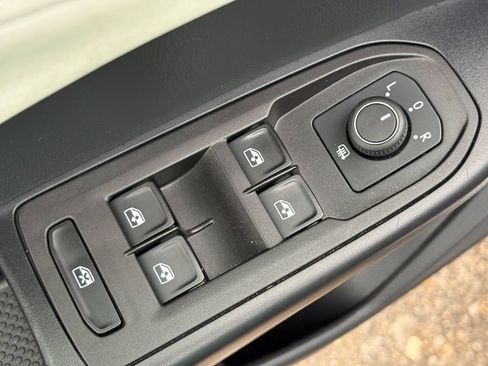 Used 2025 Volkswagen Taos SE FWD image 19