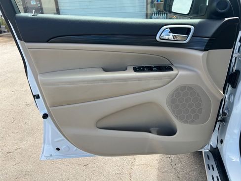 Used 2022 Jeep Grand Cherokee Laredo E AWD/4WD image 10