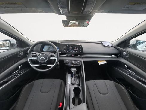 Certified 2025 Hyundai Elantra SE image 13