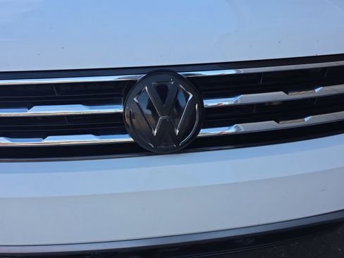 Used 2018 Volkswagen Tiguan S image 23