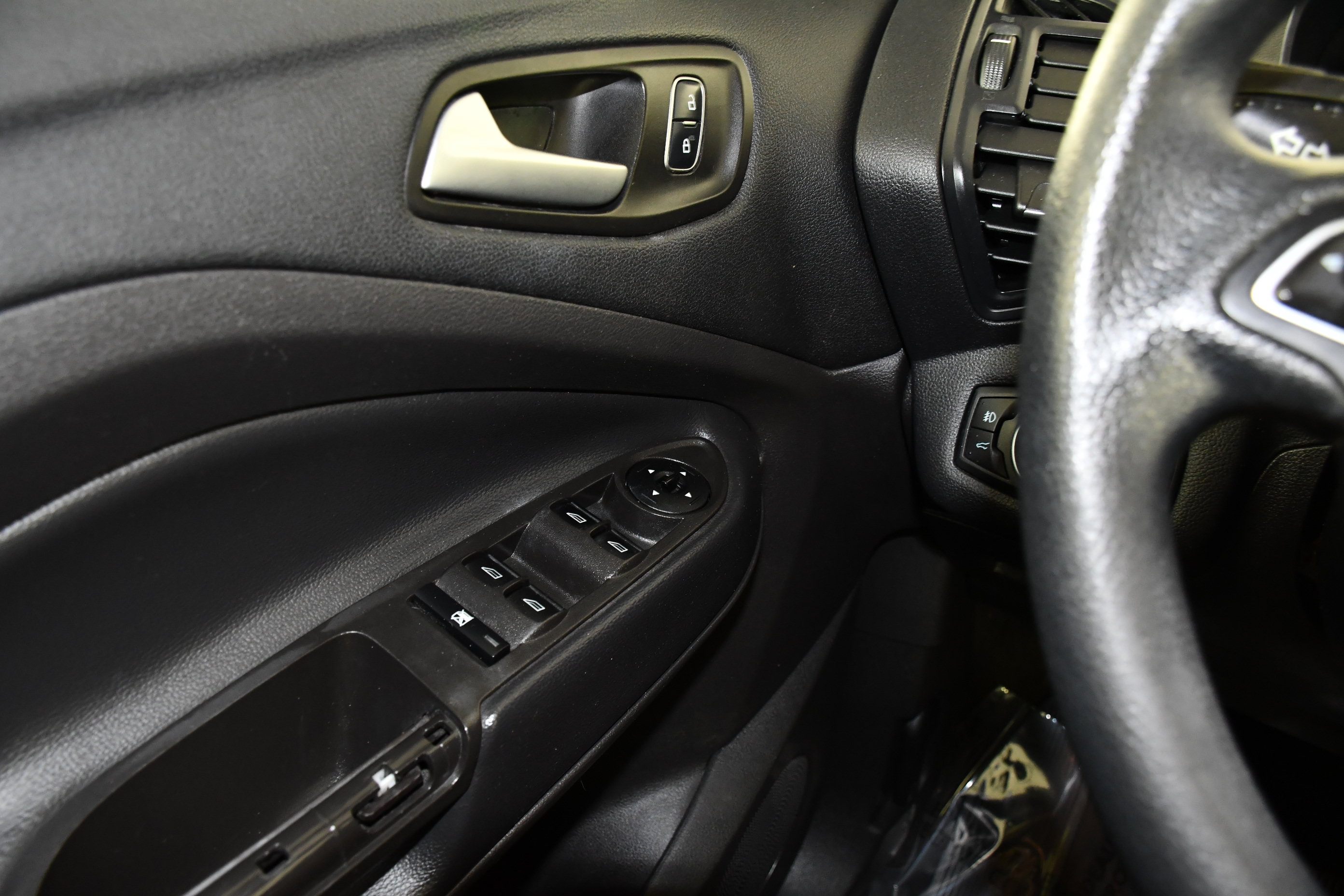 Used 2018 Ford Escape SE w/ SE Sync 3 Package AWD/4WD image 32