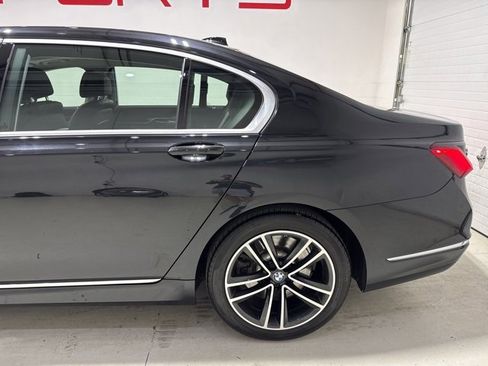 Used 2022 BMW 750i xDrive w/ Luxury Rear Seating Package image 8
