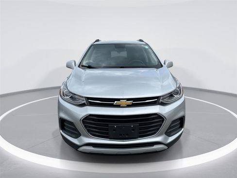 Used 2020 Chevrolet Trax LT w/ LT Convenience Package FWD image 3