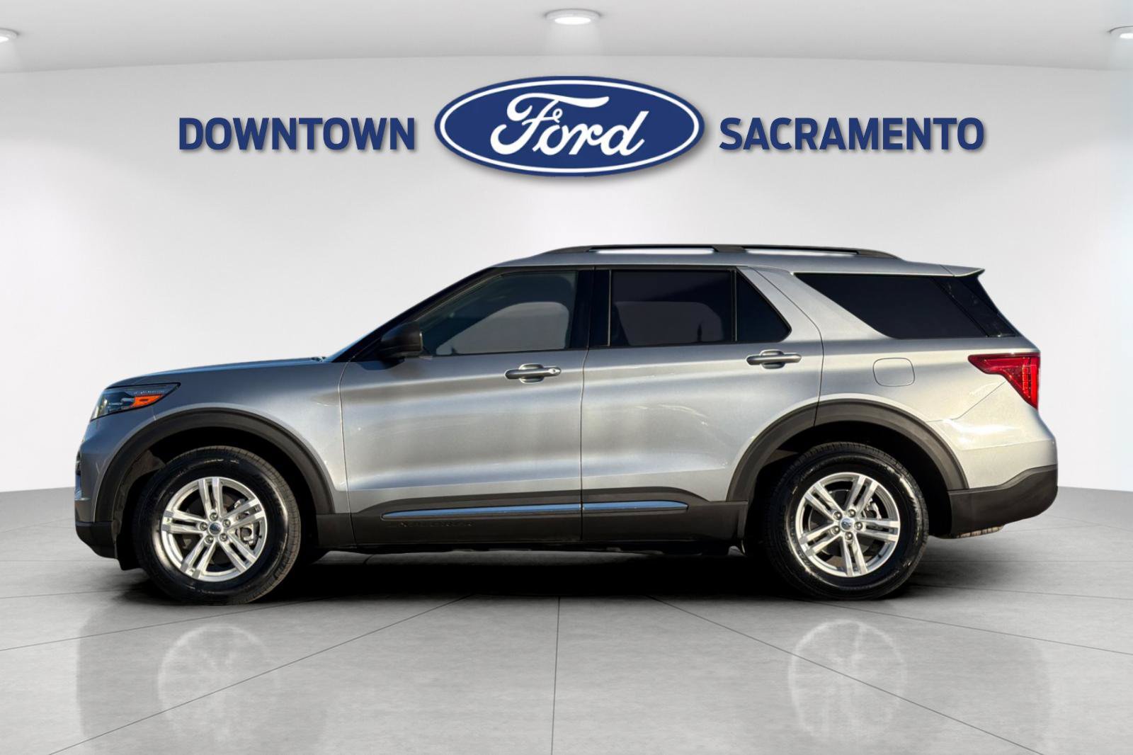 Used 2020 Ford Explorer XLT w/ Equipment Group 202A AWD/4WD image 2