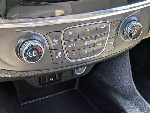 Used 2022 Chevrolet Traverse LS FWD image 22