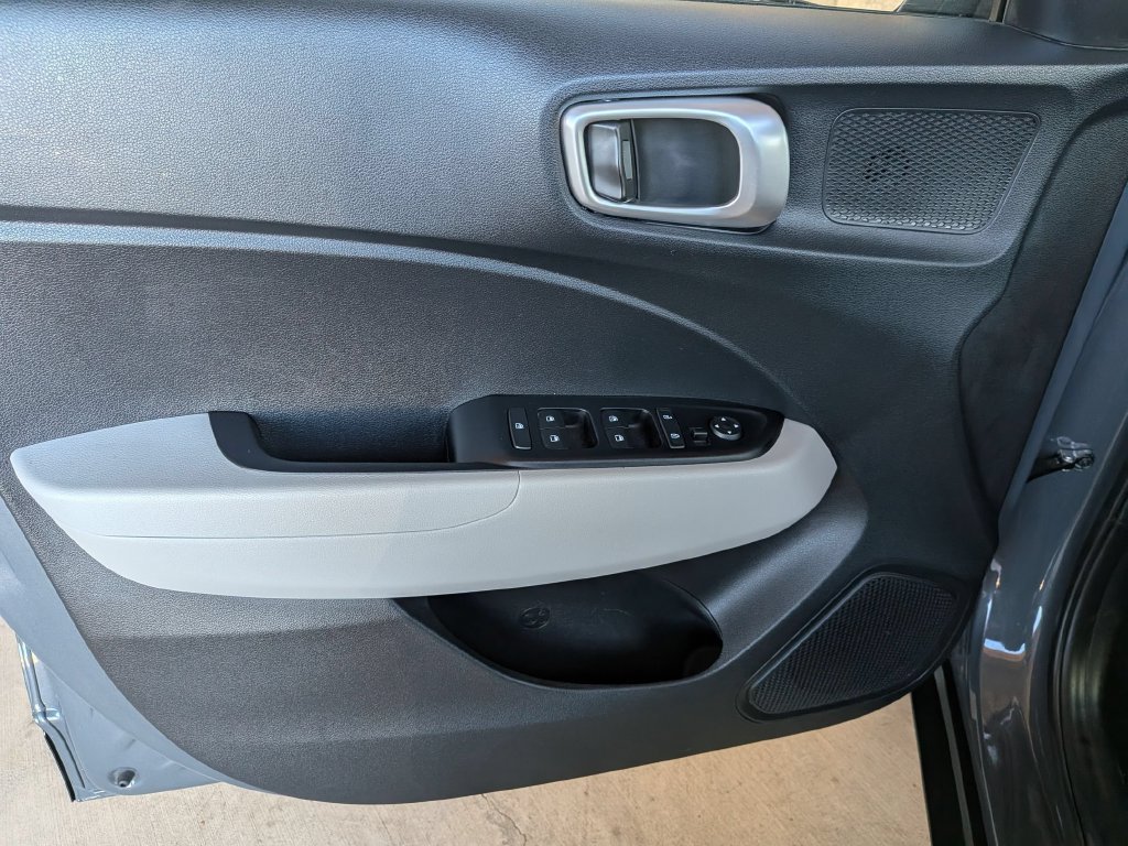 Used 2025 Hyundai Venue SEL FWD image 11