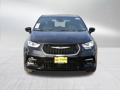 New 2026 Chrysler Pacifica Limited w/ Trailer Tow Group image 2