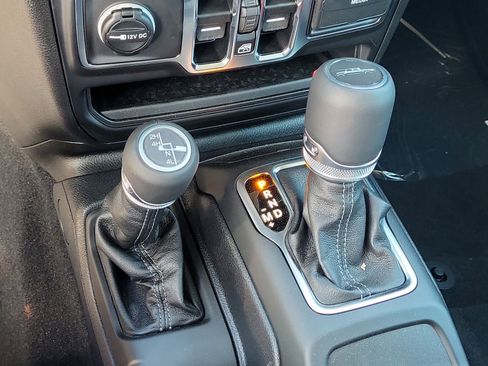 New 2025 Jeep Gladiator High Tide image 16