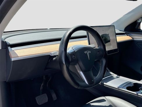 Used 2025 Tesla Model Y Long Range RWD image 9