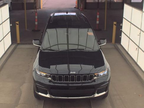 Used 2023 Jeep Grand Cherokee L Limited AWD/4WD image 3