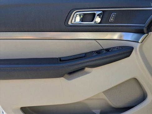 Used 2018 Ford Explorer XLT w/ Equipment Group 202A image 9
