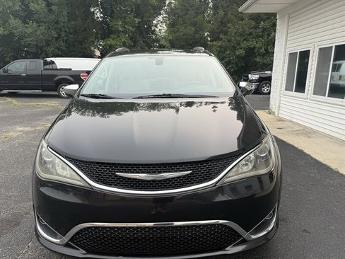 Used 2017 Chrysler Pacifica Limited FWD image 2
