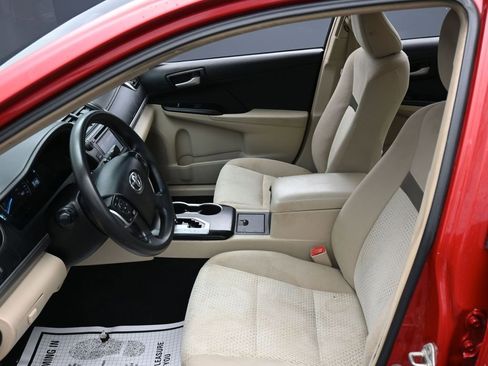 Used 2014 Toyota Camry LE image 10