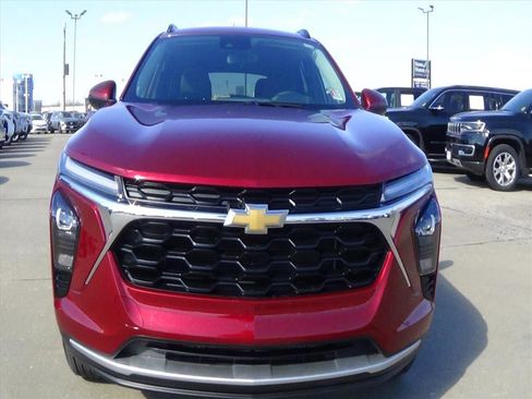 Used 2025 Chevrolet Trax LT w/ LT Convenience Package image 3