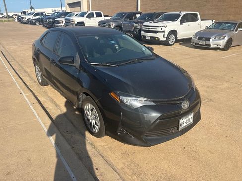 Used 2018 Toyota Corolla LE FWD image 5