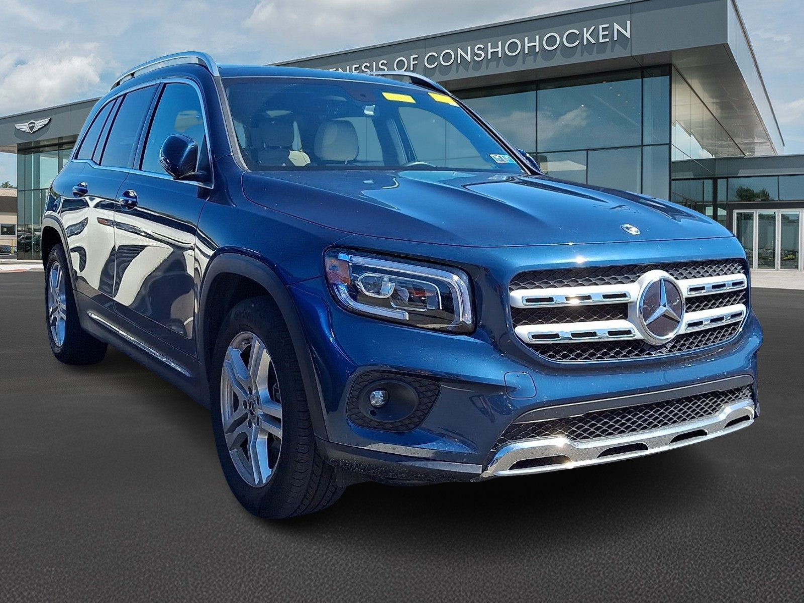 Used 2023 Mercedes-Benz GLB 250 4MATIC image 2