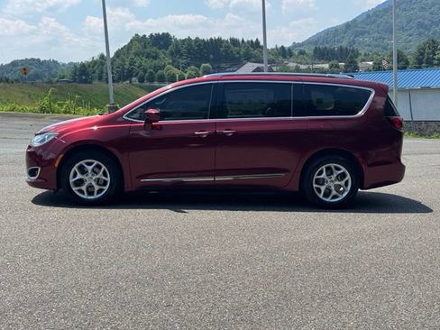 Used 2020 Chrysler Pacifica Touring-L Plus w/ Tire & Wheel Group FWD image 4