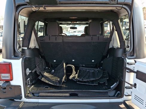 Used 2017 Jeep Wrangler Unlimited Rubicon w/ Cold Weather Group image 28