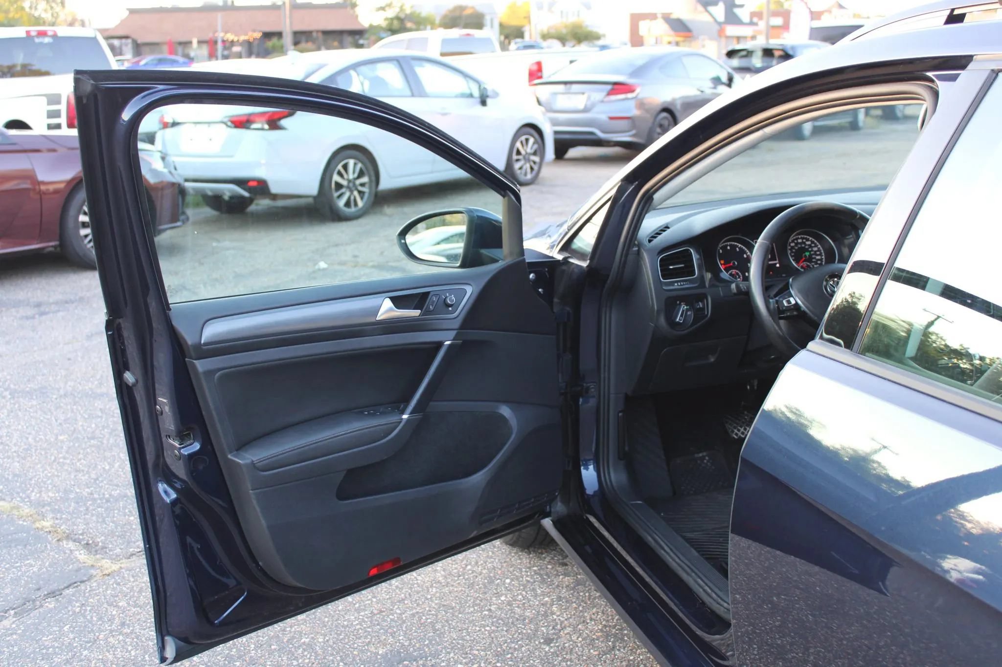 Used 2018 Volkswagen Golf SE FWD image 9