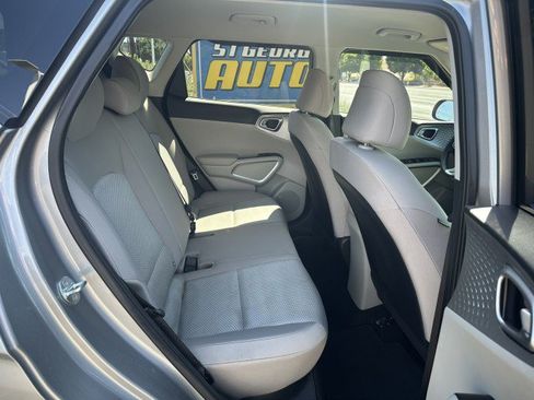 Used 2023 Kia Soul LX w/ LX Technology Package FWD image 16