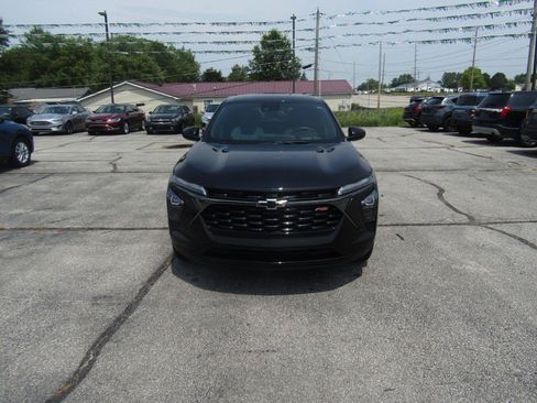 Used 2025 Chevrolet Trax RS FWD image 2