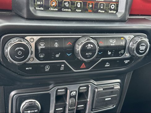 Used 2023 Jeep Gladiator Rubicon w/ Cold Weather Group AWD/4WD image 17
