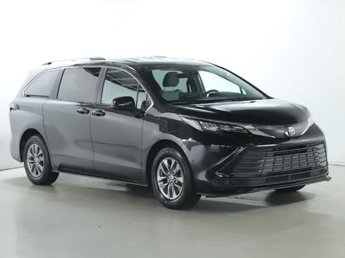 Certified 2025 Toyota Sienna LE AWD/4WD image 9
