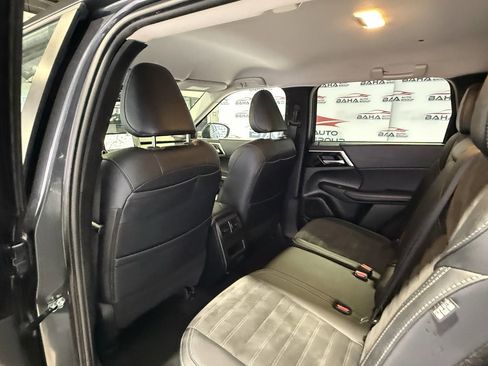 Used 2024 Mitsubishi Outlander AWD image 37