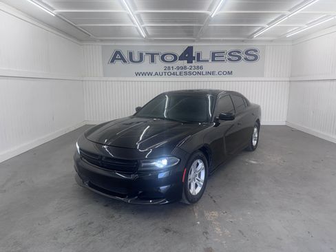 Used 2019 Dodge Charger SXT image 1