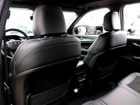 New 2025 Jeep Grand Cherokee Altitude image 17