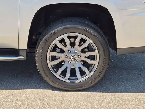 Used 2017 GMC Yukon XL SLT w/ Open Road Package AWD/4WD image 9