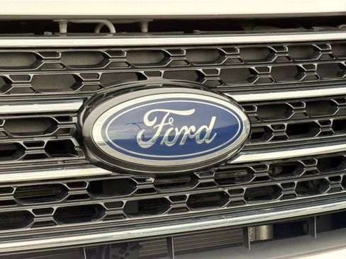 Used 2020 Ford Explorer XLT w/ Equipment Group 202A image 12