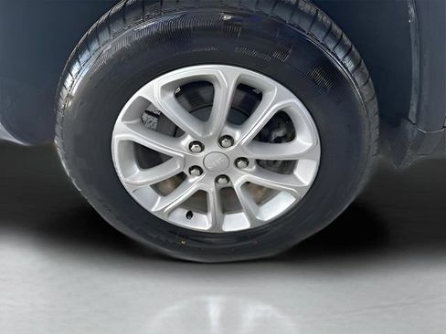 Used 2021 Jeep Grand Cherokee Laredo AWD/4WD image 16