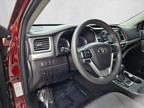 Used 2017 Toyota Highlander LE image 9