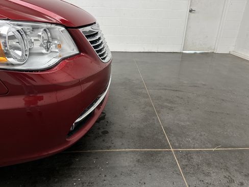 Used 2016 Chrysler Town & Country Touring FWD image 2