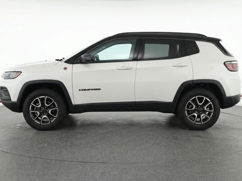 Used 2025 Jeep Compass Trailhawk AWD/4WD image 5