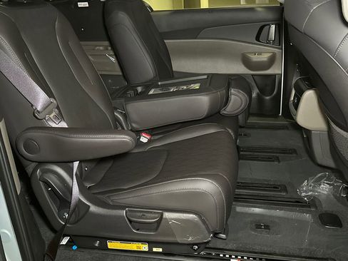 New 2026 Kia Carnival EX image 16